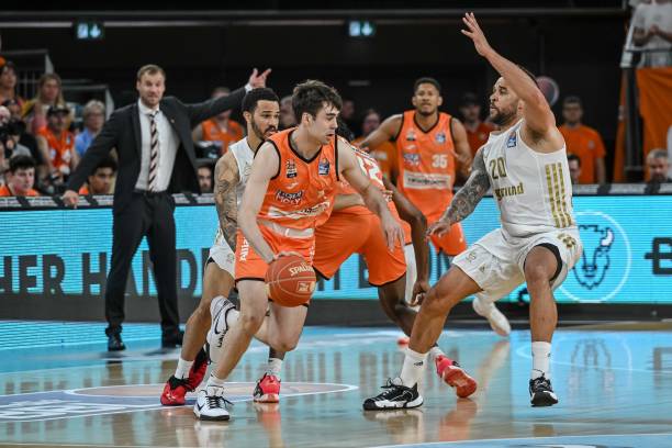 现出不俗的 现出不俗的